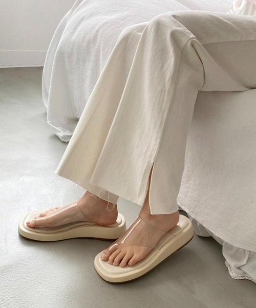 one after another NICE CLAUP（ワンアフターアナザーナイスクラップ）の「フラットソールPVCサンダル（サンダル・レディース・オフホワイト/キャメル・SMALL/MEDIUM/LARGE）」の4枚目の写真