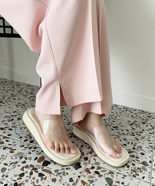 one after another NICE CLAUP（ワンアフターアナザーナイスクラップ）の「フラットソールPVCサンダル（サンダル・レディース・オフホワイト/キャメル・SMALL/MEDIUM/LARGE）」の6枚目の写真