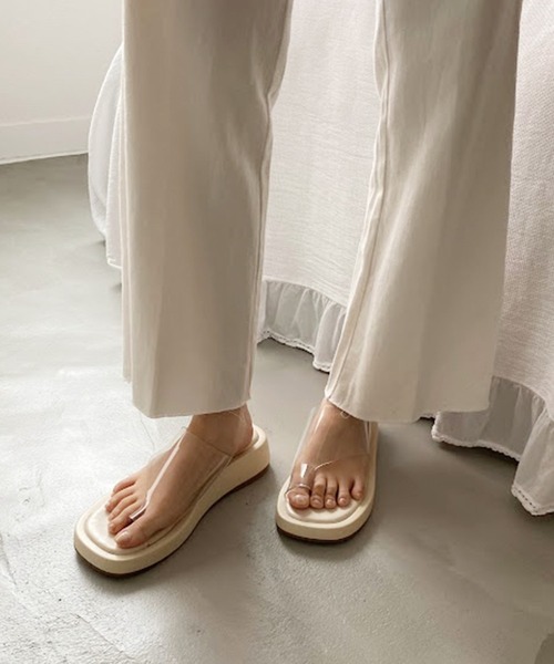 one after another NICE CLAUP（ワンアフターアナザーナイスクラップ）の「フラットソールPVCサンダル（サンダル・レディース・オフホワイト/キャメル・SMALL/MEDIUM/LARGE）」の5枚目の写真