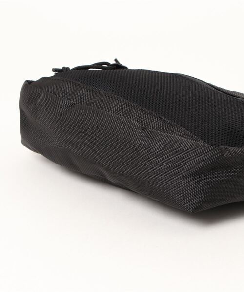 NEW ERA(ニューエラ)の「【NEW ERA】ショルダーポーチ ラージ 2L(ショルダーバッグ・メンズ・ブラック系その他/ブラック/グリーン系カモフラージュ・ONESIZE)」の4枚目の写真