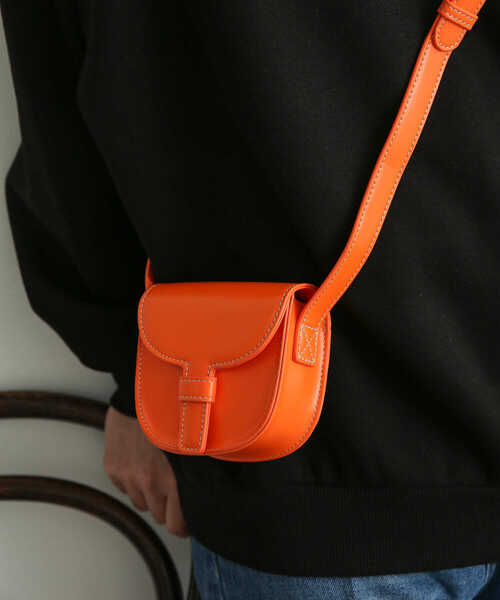 SENSE OF PLACE by URBAN RESEARCH（センスオブプレイスバイアーバンリサーチ）の「『ユニセックス』フェイクレザーフラップミニショルダー（ショルダーバッグ・メンズ・ブルー/オレンジ/ブラック/グリーン・ONE）」の4枚目の写真