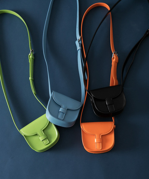 SENSE OF PLACE by URBAN RESEARCH（センスオブプレイスバイアーバンリサーチ）の「『ユニセックス』フェイクレザーフラップミニショルダー（ショルダーバッグ・メンズ・ブルー/オレンジ/ブラック/グリーン・ONE）」の7枚目の写真