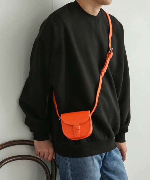 SENSE OF PLACE by URBAN RESEARCH（センスオブプレイスバイアーバンリサーチ）の「『ユニセックス』フェイクレザーフラップミニショルダー（ショルダーバッグ・メンズ・ブルー/オレンジ/ブラック/グリーン・ONE）」の5枚目の写真