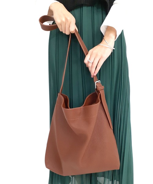 thank U more（サンキューモア）の「レザー ビッグ ショルダーバッグ（ショルダーバッグ・レディース・ダークベージュ/ブラウン/キャメル/ブラック・FREE）」の3枚目の写真