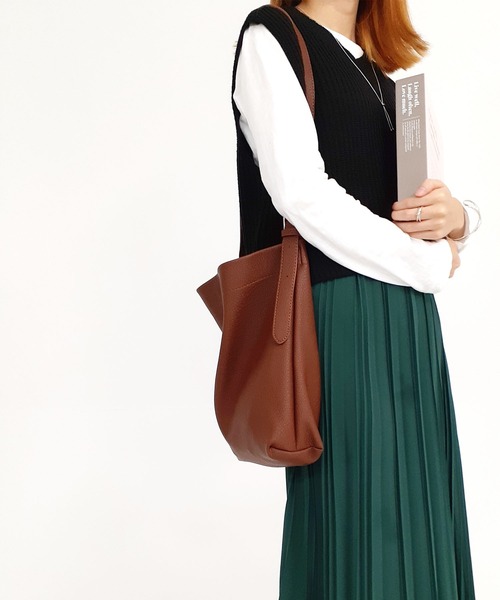 thank U more（サンキューモア）の「レザー ビッグ ショルダーバッグ（ショルダーバッグ・レディース・ダークベージュ/ブラウン/キャメル/ブラック・FREE）」の9枚目の写真