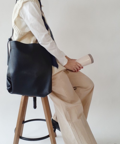 thank U more（サンキューモア）の「レザー ビッグ ショルダーバッグ（ショルダーバッグ・レディース・ダークベージュ/ブラウン/キャメル/ブラック・FREE）」の13枚目の写真