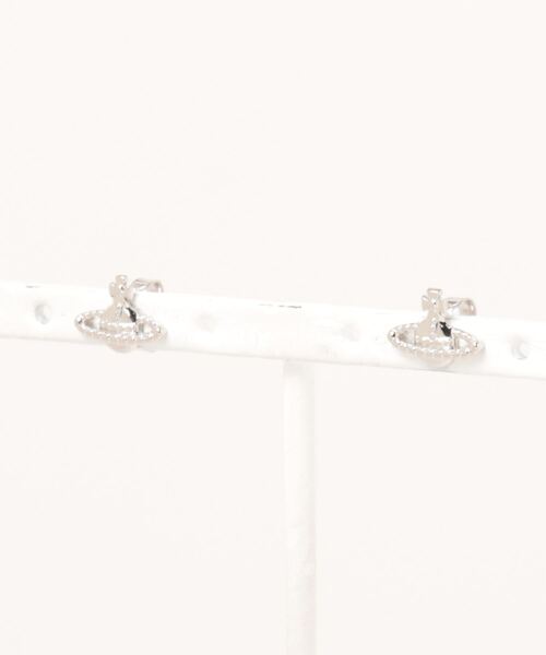 Vivienne Westwood(ヴィヴィアンウエストウッド)の「62010015/FARAH EARRINGS-SMV(ピアス(両耳用)・レディース・ゴールド/ブラック/ピンク/シルバー・FREE)」の4枚目の写真