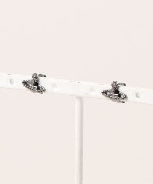 Vivienne Westwood(ヴィヴィアンウエストウッド)の「62010015/FARAH EARRINGS-SMV(ピアス(両耳用)・レディース・ゴールド/ブラック/ピンク/シルバー・FREE)」の2枚目の写真