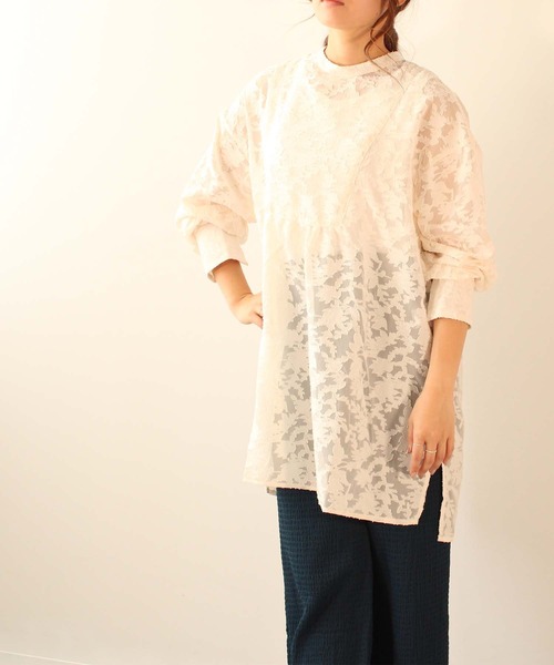 toucher du brise(トゥシェドブリーズ)の「シアー花柄 ジャガード チュニック(チュニック・レディース・パープル/ブラック/オフホワイト・M)」の4枚目の写真