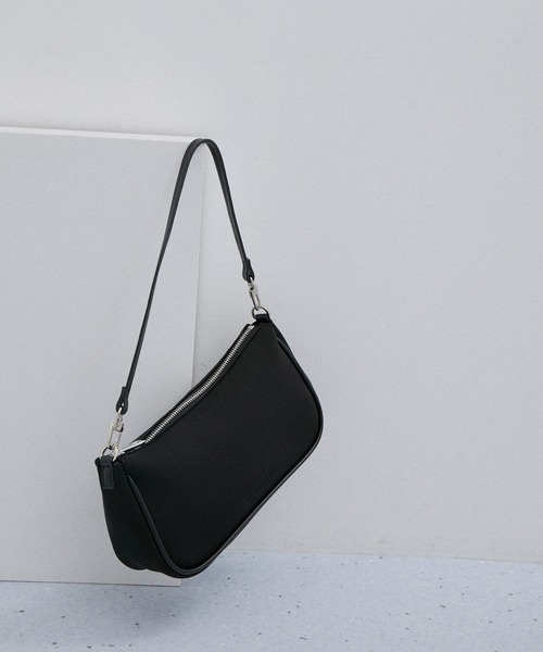 ADAM ET ROPE'（アダムエロペ）の「ネオプレンワンハンドルバッグ（ショルダーバッグ・レディース・オフホワイト/ブラック系その他・FREE）」の2枚目の写真