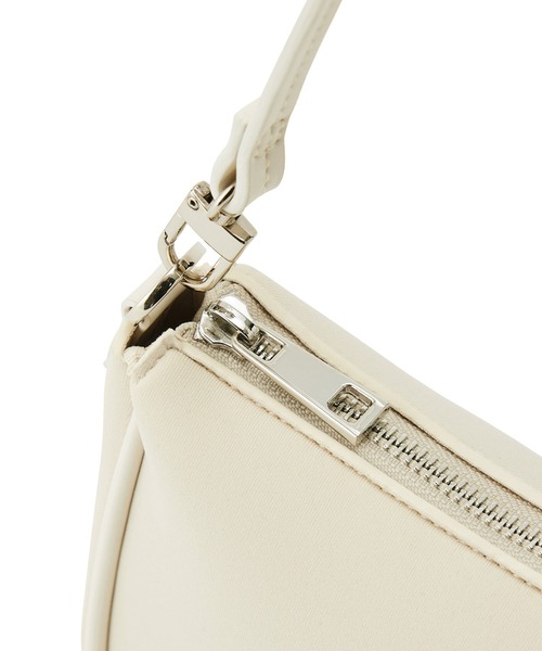 ADAM ET ROPE'（アダムエロペ）の「ネオプレンワンハンドルバッグ（ショルダーバッグ・レディース・オフホワイト/ブラック系その他・FREE）」の9枚目の写真