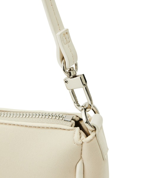 ADAM ET ROPE'（アダムエロペ）の「ネオプレンワンハンドルバッグ（ショルダーバッグ・レディース・オフホワイト/ブラック系その他・FREE）」の10枚目の写真