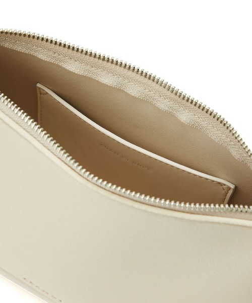 ADAM ET ROPE'（アダムエロペ）の「ネオプレンワンハンドルバッグ（ショルダーバッグ・レディース・オフホワイト/ブラック系その他・FREE）」の11枚目の写真