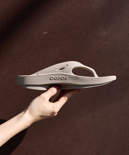 FREAK'S STORE（フリークスストア）の「OOFOS/ウーフォス OOriginal/ウーオリジナル（サンダル・レディース・ブラック/グレー/グリーン/ワインレッド/ベージュ/サックスブルー・7/6/8/5）」の4枚目の写真