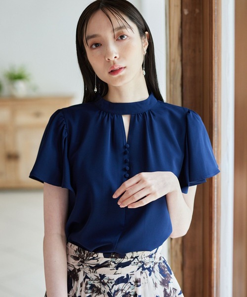 Andemiu(アンデミュウ)の「スタンドラッフルブラウス197857(シャツ/ブラウス・レディース・ネイビー/ホワイト/ライトグリーン/ライトイエロー・FREE)」の1枚目の写真