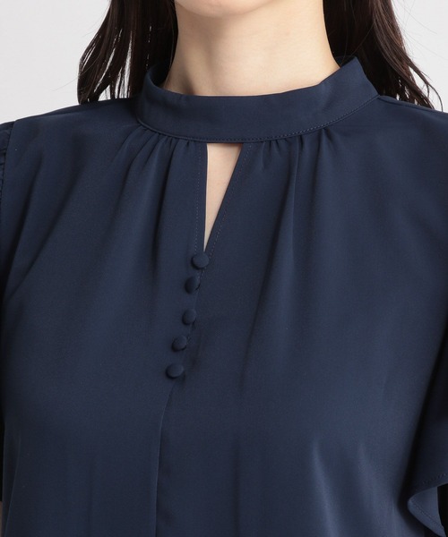 Andemiu(アンデミュウ)の「スタンドラッフルブラウス197857(シャツ/ブラウス・レディース・ネイビー/ホワイト/ライトグリーン/ライトイエロー・FREE)」の8枚目の写真