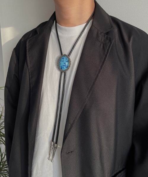 SEN TOKYO(セントーキョー)の「カジュアルシーンに合わせてもおしゃれに演出。メタル×カラーストーン ループタイ(ネックレス・メンズ・グリーン/ホワイト/ブルー系その他/ネイビー/イエロー/オレンジ/ブルー・FREE)」の5枚目の写真
