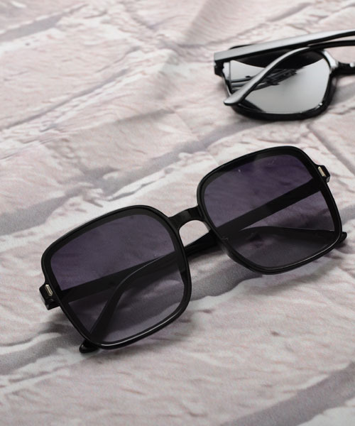 TONE SELECT GOODS(トーンセレクトグッズ)の「【urge select】クリアフレーム サングラス【ウェリントン】(サングラス・レディース・ブラウン/ブラック/ブルー/ピンク/ベージュ/クリアブラウン/ブラック系/スカイブルー/ライトピンク・FREE)」の3枚目の写真