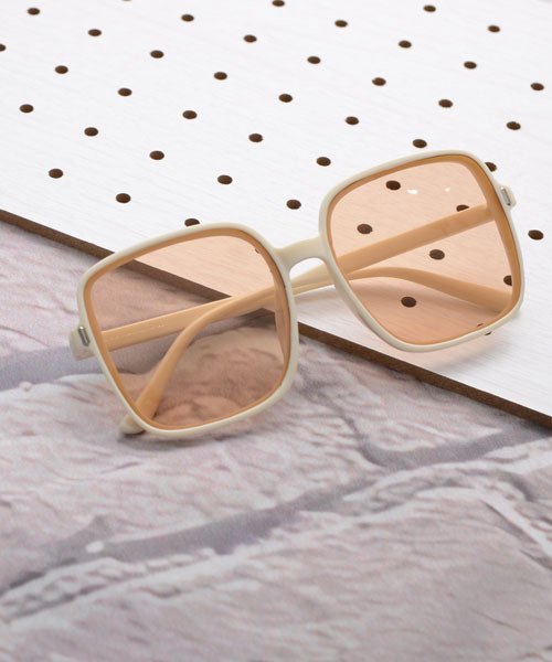 TONE SELECT GOODS(トーンセレクトグッズ)の「【urge select】クリアフレーム サングラス【ウェリントン】(サングラス・レディース・ブラウン/ブラック/ブルー/ピンク/ベージュ/クリアブラウン/ブラック系/スカイブルー/ライトピンク・FREE)」の5枚目の写真