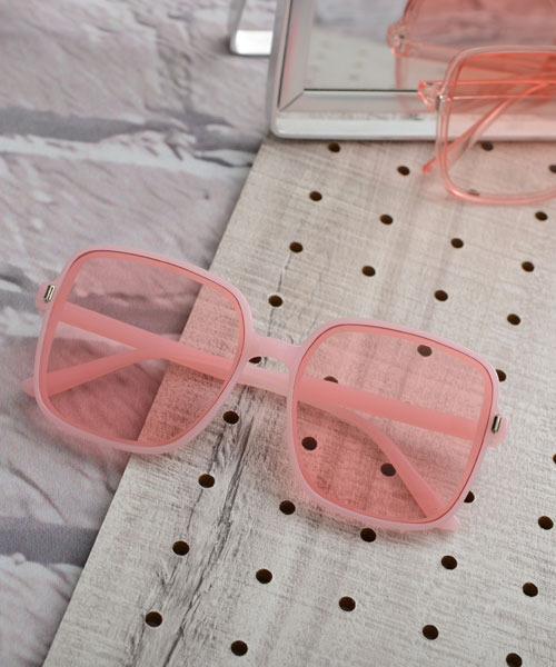 TONE SELECT GOODS(トーンセレクトグッズ)の「【urge select】クリアフレーム サングラス【ウェリントン】(サングラス・レディース・ブラウン/ブラック/ブルー/ピンク/ベージュ/クリアブラウン/ブラック系/スカイブルー/ライトピンク・FREE)」の9枚目の写真