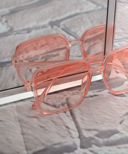 TONE SELECT GOODS(トーンセレクトグッズ)の「【urge select】クリアフレーム サングラス【ウェリントン】(サングラス・レディース・ブラウン/ブラック/ブルー/ピンク/ベージュ/クリアブラウン/ブラック系/スカイブルー/ライトピンク・FREE)」の8枚目の写真
