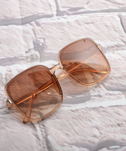 TONE SELECT GOODS(トーンセレクトグッズ)の「【urge select】クリアフレーム サングラス【ウェリントン】(サングラス・レディース・ブラウン/ブラック/ブルー/ピンク/ベージュ/クリアブラウン/ブラック系/スカイブルー/ライトピンク・FREE)」の4枚目の写真