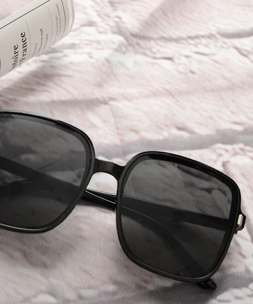 TONE SELECT GOODS(トーンセレクトグッズ)の「【urge select】クリアフレーム サングラス【ウェリントン】(サングラス・レディース・ブラウン/ブラック/ブルー/ピンク/ベージュ/クリアブラウン/ブラック系/スカイブルー/ライトピンク・FREE)」の2枚目の写真