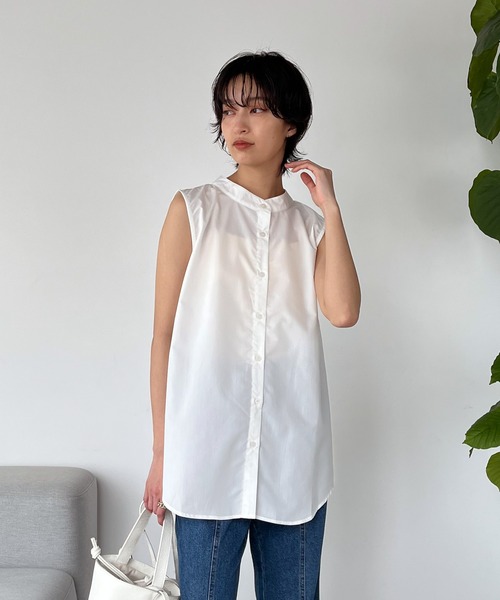 【のり】 バックボタン／バックリボン バンドカラーブラウス（ホワイト） LIAN（リアン）の「バックリボンノースリーブバンドカラーシャツ