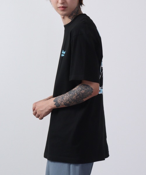MODISH GAZE（モディシュガゼ）の「MODISH GAZE スモーキングガールRelaxed半袖Tシャツ（Tシャツ/カットソー・メンズ・ホワイト×グレー/ホワイト×ブルー/ブラック×ブルー/ブラック×グレー・XL/L/M）」の6枚目の写真