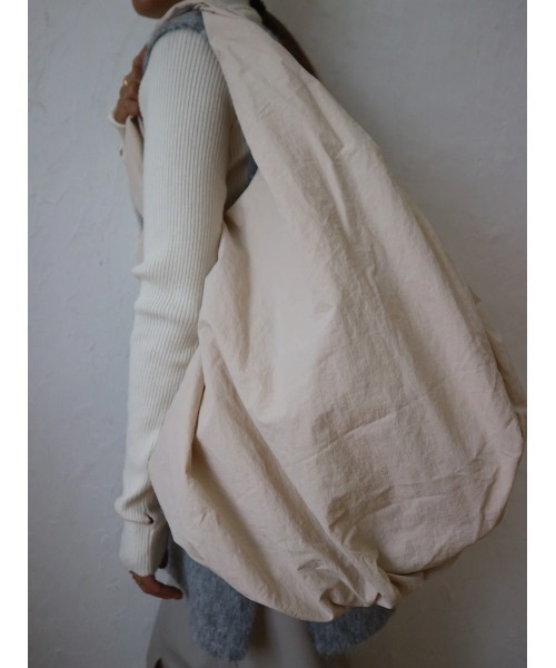 TRUNC（トランクエイティーエイト）の「Circle Nylon Big Bag（トートバッグ・レディース・ブラック/アイボリー/カーキ・FREE）」の2枚目の写真