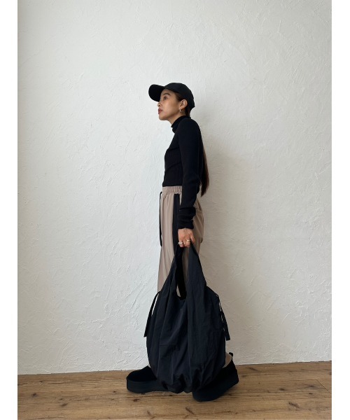 TRUNC（トランクエイティーエイト）の「Circle Nylon Big Bag（トートバッグ・レディース・ブラック/アイボリー/カーキ・FREE）」の6枚目の写真