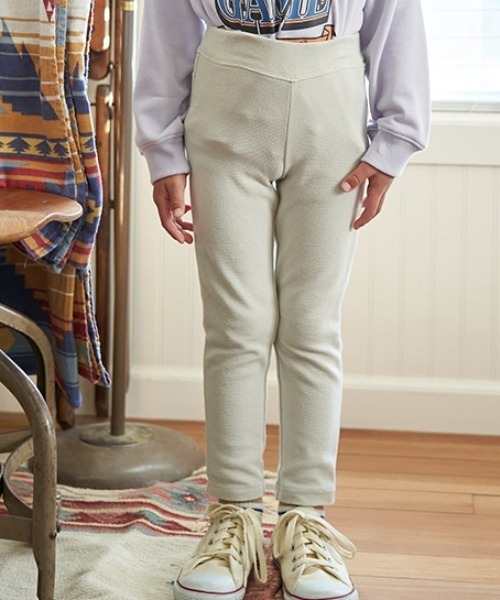 b・ROOM(ビールーム)の「【エニウェアシリーズ】ストレッチスリムパンツ(その他パンツ・キッズ・ベージュ/モスグリーン/シルバーグレー/ダークパープル/グレイッシュブルー/ブラック・100cm/110cm/140cm/130cm/120cm)」の2枚目の写真