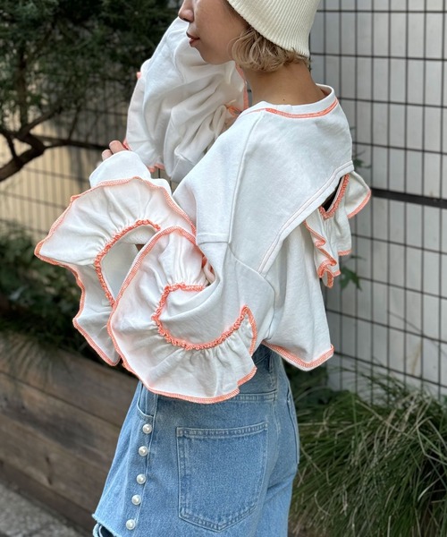 HELLO.SANFRANCISCO（ハローサンフランシスコ）の「【HELLO.SANFRANCISCO/ハローサンフランシスコ】カットアウトフリルスウェット（スウェット・レディース・ライトグレー/アイボリー・FREE）」の6枚目の写真