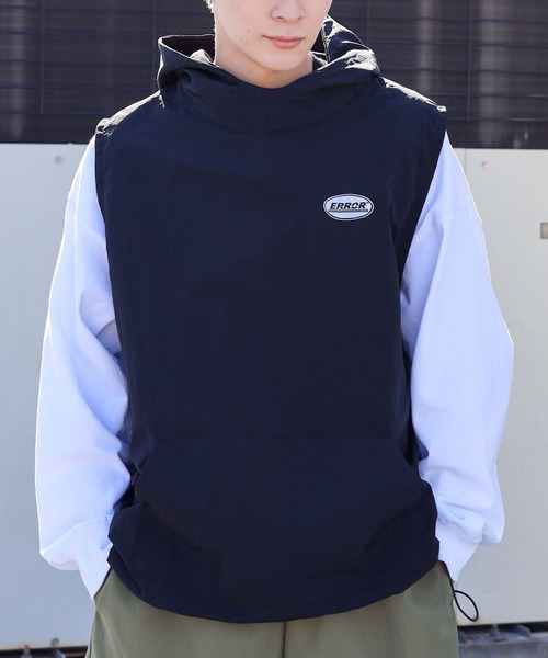 SPINNS（スピンズ）の「【フード付き！雨が降っても大丈夫◎】ERROR刺繍ロゴ フード付ナイロンベスト プルオーバー（ベスト・メンズ・ブラック/グレー・ONESIZE）」の2枚目の写真