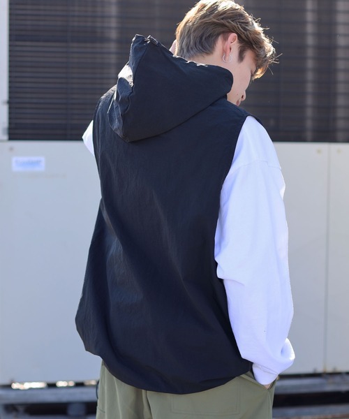 SPINNS（スピンズ）の「【フード付き！雨が降っても大丈夫◎】ERROR刺繍ロゴ フード付ナイロンベスト プルオーバー（ベスト・メンズ・ブラック/グレー・ONESIZE）」の8枚目の写真