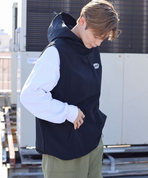 SPINNS（スピンズ）の「【フード付き！雨が降っても大丈夫◎】ERROR刺繍ロゴ フード付ナイロンベスト プルオーバー（ベスト・メンズ・ブラック/グレー・ONESIZE）」の7枚目の写真