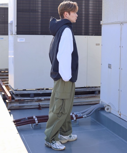 SPINNS（スピンズ）の「【フード付き！雨が降っても大丈夫◎】ERROR刺繍ロゴ フード付ナイロンベスト プルオーバー（ベスト・メンズ・ブラック/グレー・ONESIZE）」の10枚目の写真