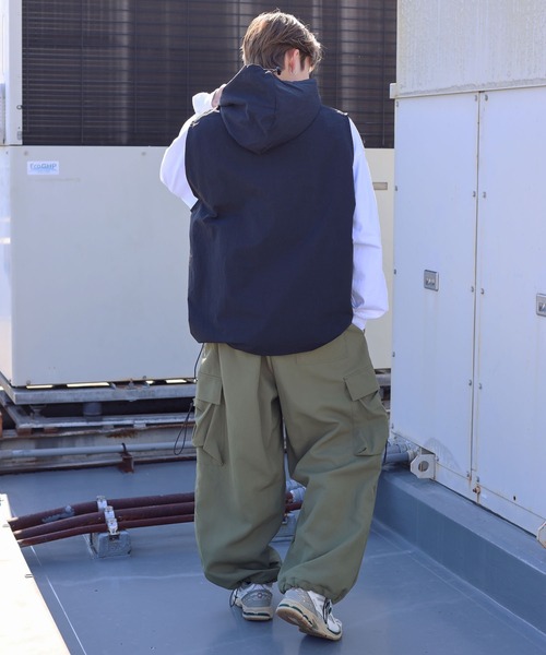 SPINNS（スピンズ）の「【フード付き！雨が降っても大丈夫◎】ERROR刺繍ロゴ フード付ナイロンベスト プルオーバー（ベスト・メンズ・ブラック/グレー・ONESIZE）」の11枚目の写真