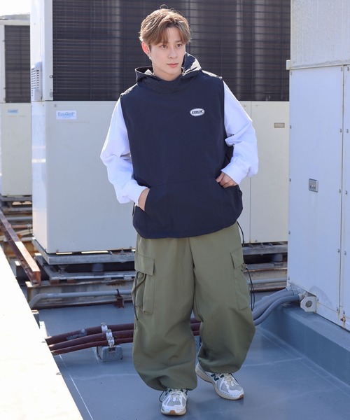 SPINNS（スピンズ）の「【フード付き！雨が降っても大丈夫◎】ERROR刺繍ロゴ フード付ナイロンベスト プルオーバー（ベスト・メンズ・ブラック/グレー・ONESIZE）」の9枚目の写真