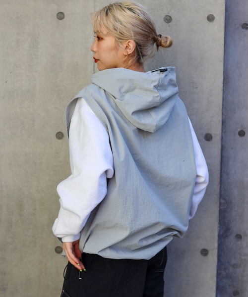 SPINNS（スピンズ）の「【フード付き！雨が降っても大丈夫◎】ERROR刺繍ロゴ フード付ナイロンベスト プルオーバー（ベスト・メンズ・ブラック/グレー・ONESIZE）」の14枚目の写真