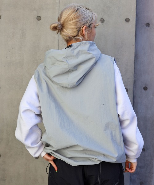 SPINNS（スピンズ）の「【フード付き！雨が降っても大丈夫◎】ERROR刺繍ロゴ フード付ナイロンベスト プルオーバー（ベスト・メンズ・ブラック/グレー・ONESIZE）」の15枚目の写真