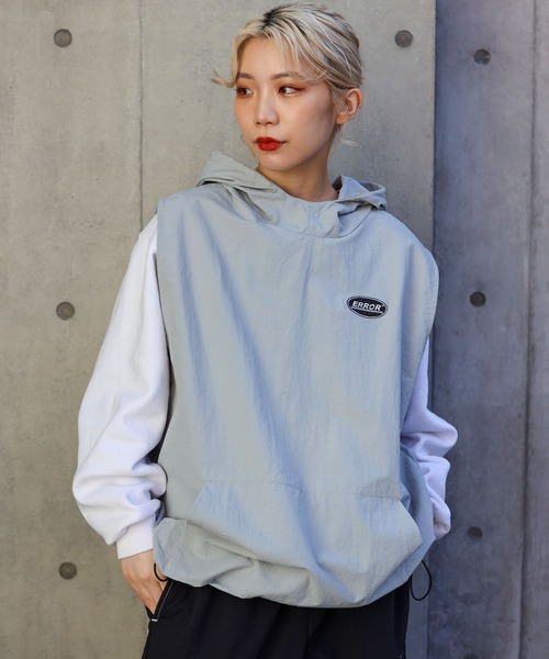 SPINNS（スピンズ）の「【フード付き！雨が降っても大丈夫◎】ERROR刺繍ロゴ フード付ナイロンベスト プルオーバー（ベスト・メンズ・ブラック/グレー・ONESIZE）」の13枚目の写真