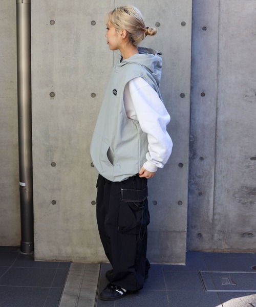 SPINNS（スピンズ）の「【フード付き！雨が降っても大丈夫◎】ERROR刺繍ロゴ フード付ナイロンベスト プルオーバー（ベスト・メンズ・ブラック/グレー・ONESIZE）」の17枚目の写真