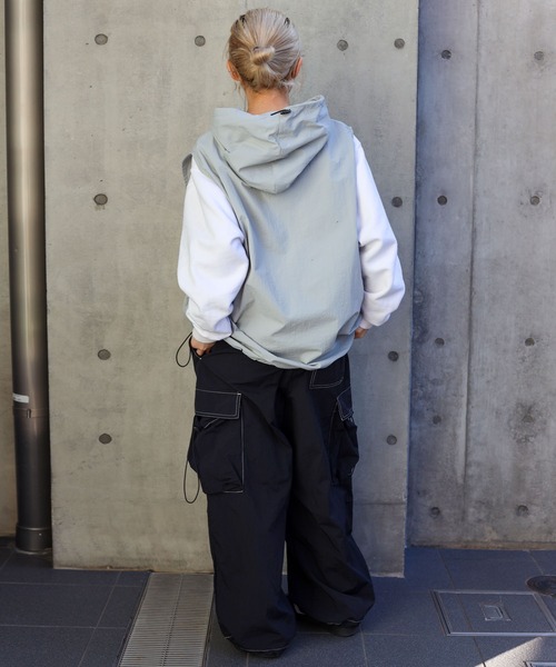 SPINNS（スピンズ）の「【フード付き！雨が降っても大丈夫◎】ERROR刺繍ロゴ フード付ナイロンベスト プルオーバー（ベスト・メンズ・ブラック/グレー・ONESIZE）」の18枚目の写真