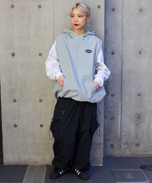 SPINNS（スピンズ）の「【フード付き！雨が降っても大丈夫◎】ERROR刺繍ロゴ フード付ナイロンベスト プルオーバー（ベスト・メンズ・ブラック/グレー・ONESIZE）」の5枚目の写真