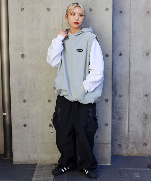 SPINNS（スピンズ）の「【フード付き！雨が降っても大丈夫◎】ERROR刺繍ロゴ フード付ナイロンベスト プルオーバー（ベスト・メンズ・ブラック/グレー・ONESIZE）」の16枚目の写真