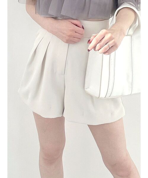 MERCURYDUO（マーキュリーデュオ）の「【セットアップ着用可】ツイルタックショートパンツ（その他パンツ・レディース・ベージュ/アイボリー/ブラック・SMALL/MEDIUM）」の2枚目の写真