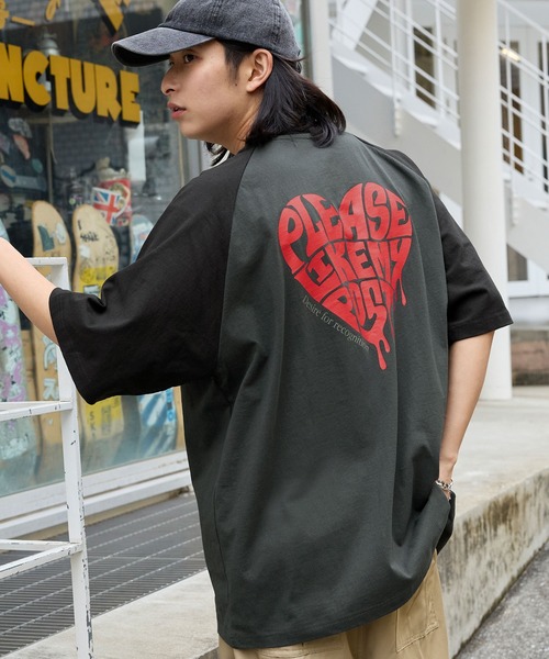 MONO-MART(モノマート)の「オーバーサイズグラフィックラグラン半袖Tシャツ/STAR&HEART(Tシャツ/カットソー・レディース・チャコール/ブラック/ブラック系/ネイビー・M/L)」の6枚目の写真