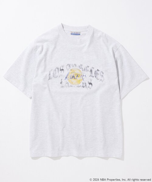 NBA(エヌビーエー)の「【Off The Court by NBA / オフ・ザ・コート バイ NBA】別注 プリントTシャツ(Tシャツ/カットソー・メンズ・ネイビー/ブラック/ホワイト/チャコールグレー/グレー/ホワイト系その他/ブラック系その他・MEDIUM/LARGE/SMALL/X-LARGE)」の1枚目の写真