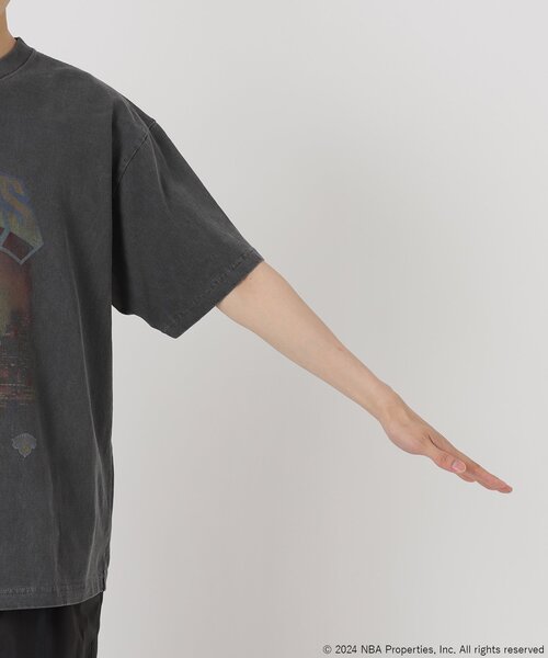 NBA(エヌビーエー)の「【Off The Court by NBA / オフ・ザ・コート バイ NBA】別注 プリントTシャツ(Tシャツ/カットソー・メンズ・ネイビー/ブラック/ホワイト/チャコールグレー/グレー/ホワイト系その他/ブラック系その他・MEDIUM/LARGE/SMALL/X-LARGE)」の10枚目の写真